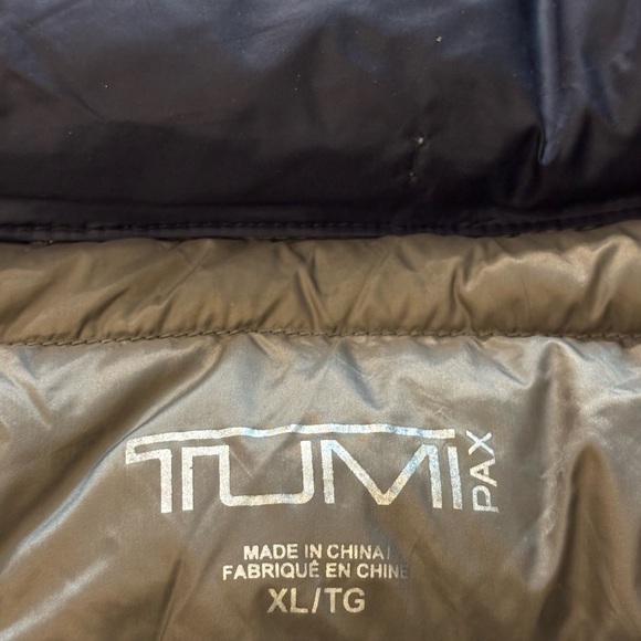 TUMI Patrol Packable PAX Travel Puffer Jacket in Navy - Picture 4 of 9